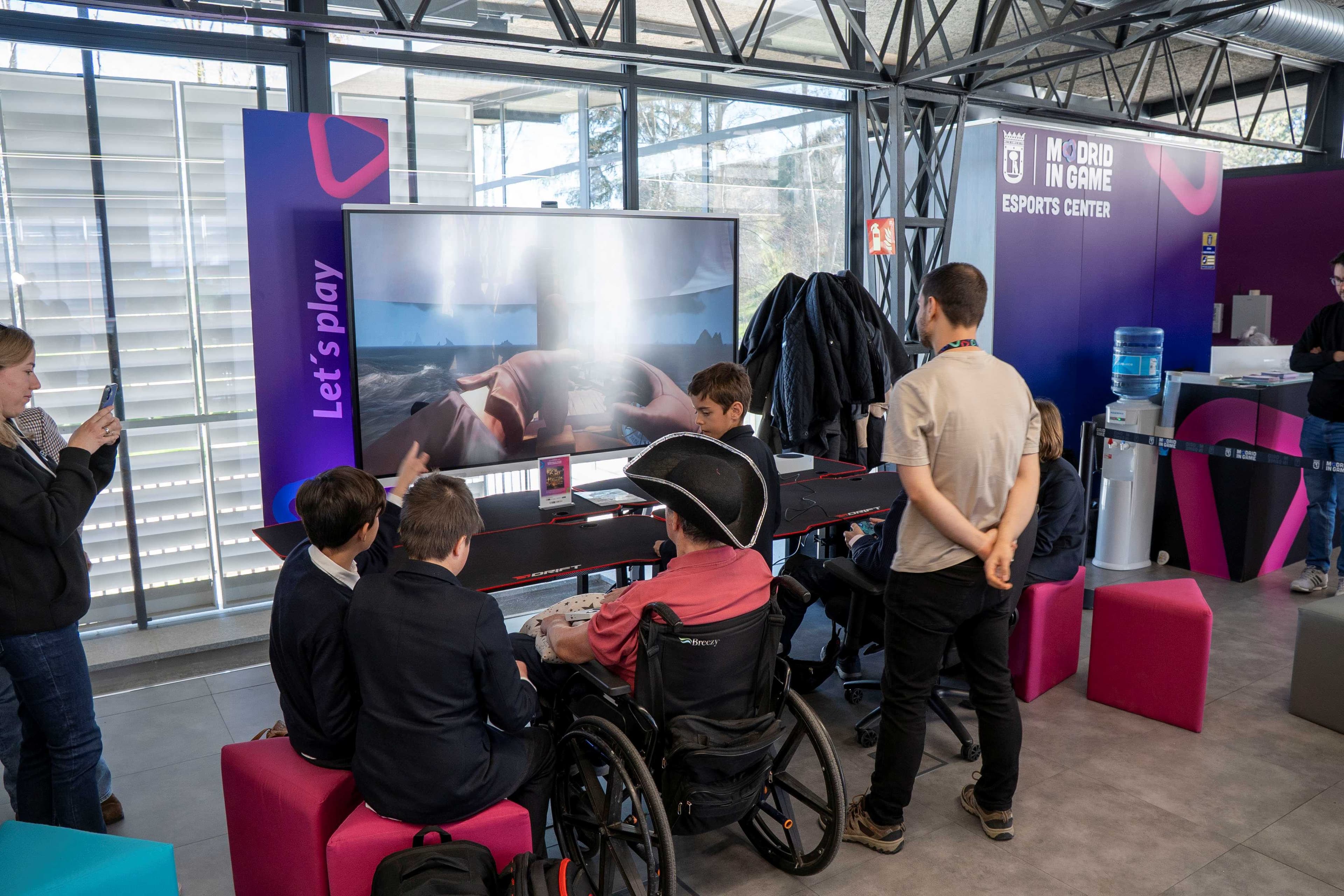 Los videojuegos como herramienta terapéutica: abuelos y jóvenes juegan juntos en el Campus del Videojuego de Madrid